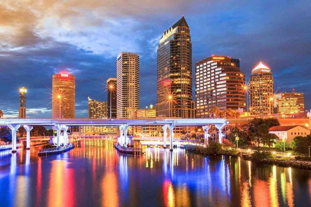 The Little Paris Suite Tampa Luaran gambar